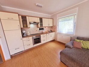 Réfrigérateur, four à micro-ondes, un four, lave-vaisselle