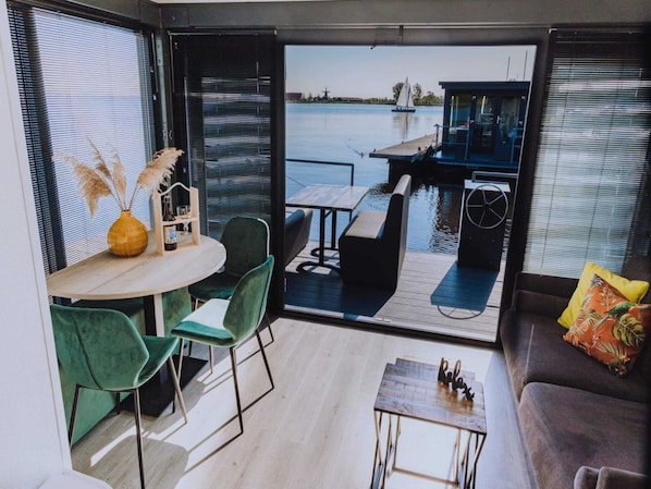 TV - Luxury Houseboat Getaway (Uitgeest)