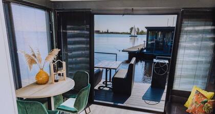 Luxury Houseboat Getaway