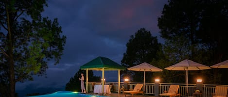 Una piscina al aire libre