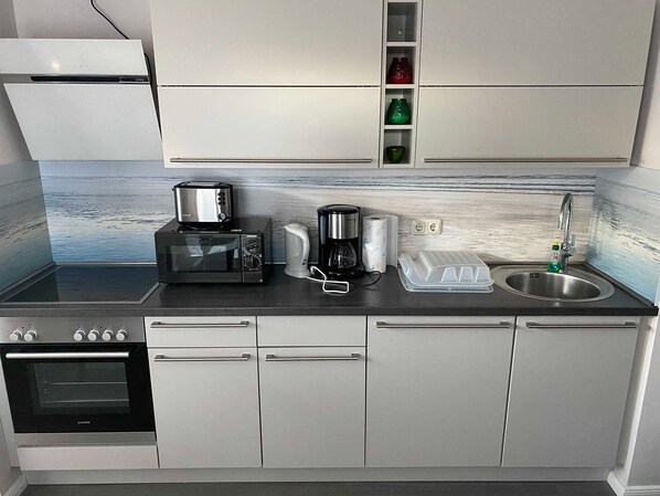 Kühlschrank, Mikrowelle, Ofen, Wasserkocher mit Kaffee-/Teezubehör