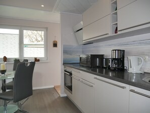 Kühlschrank, Mikrowelle, Ofen, Wasserkocher mit Kaffee-/Teezubehör