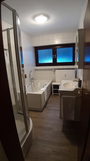 Badewanne, Haartrockner, Handtücher, Seife