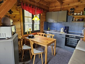 Kylskåp, mikrovågsugn, ugn och barnstol