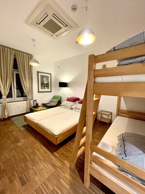 Memory foam beds, desk, laptop workspace, blackout drapes - JC&BLUE Guesthouse - Hostel (Frankfurt)