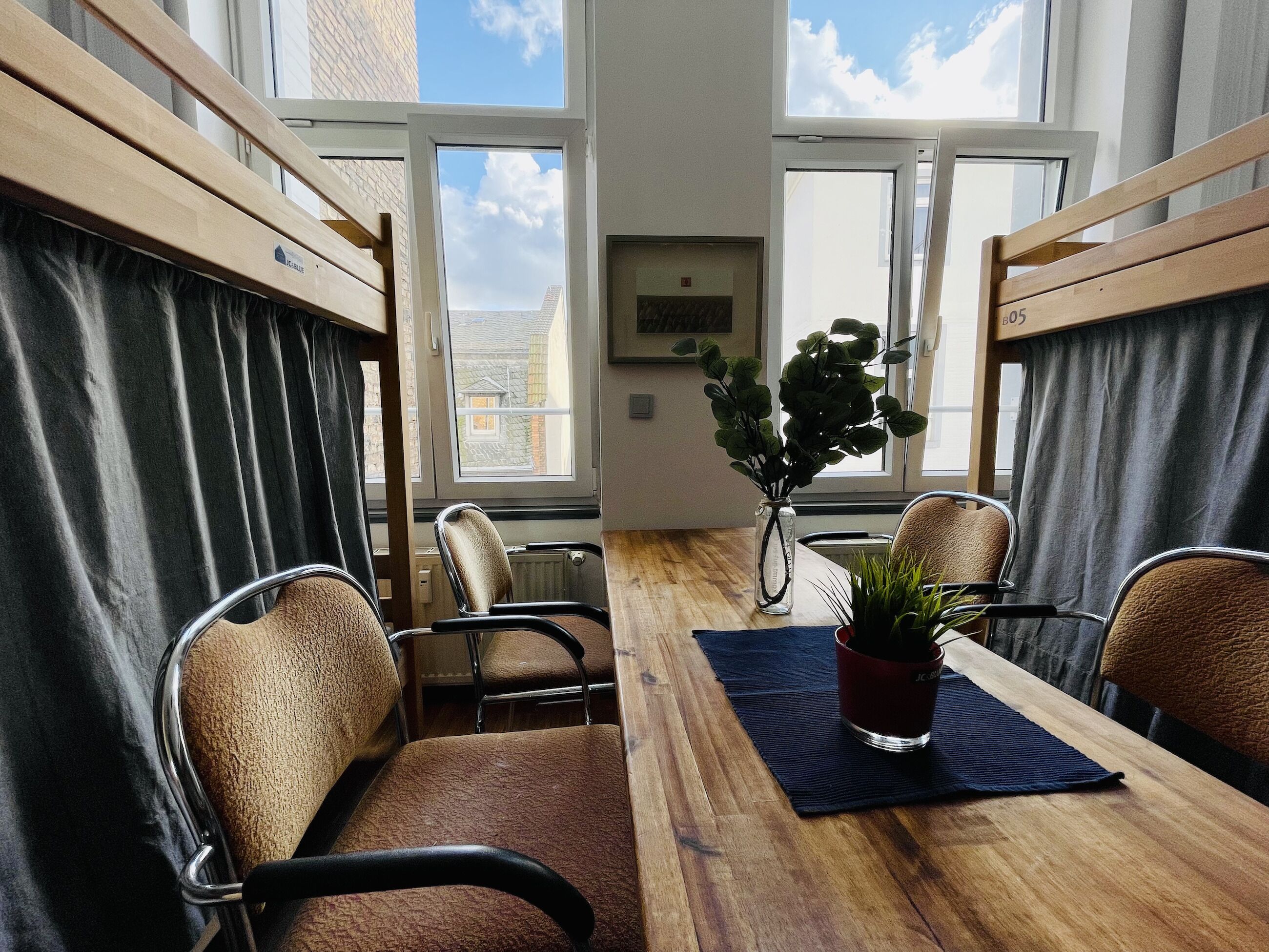 Betten mit Memory-Foam-Matratzen, Schreibtisch