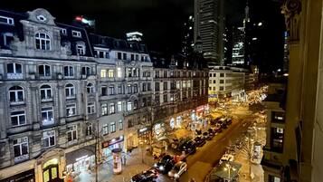 Un paisaje urbano nocturno con edificios históricos y modernos rascacielos.