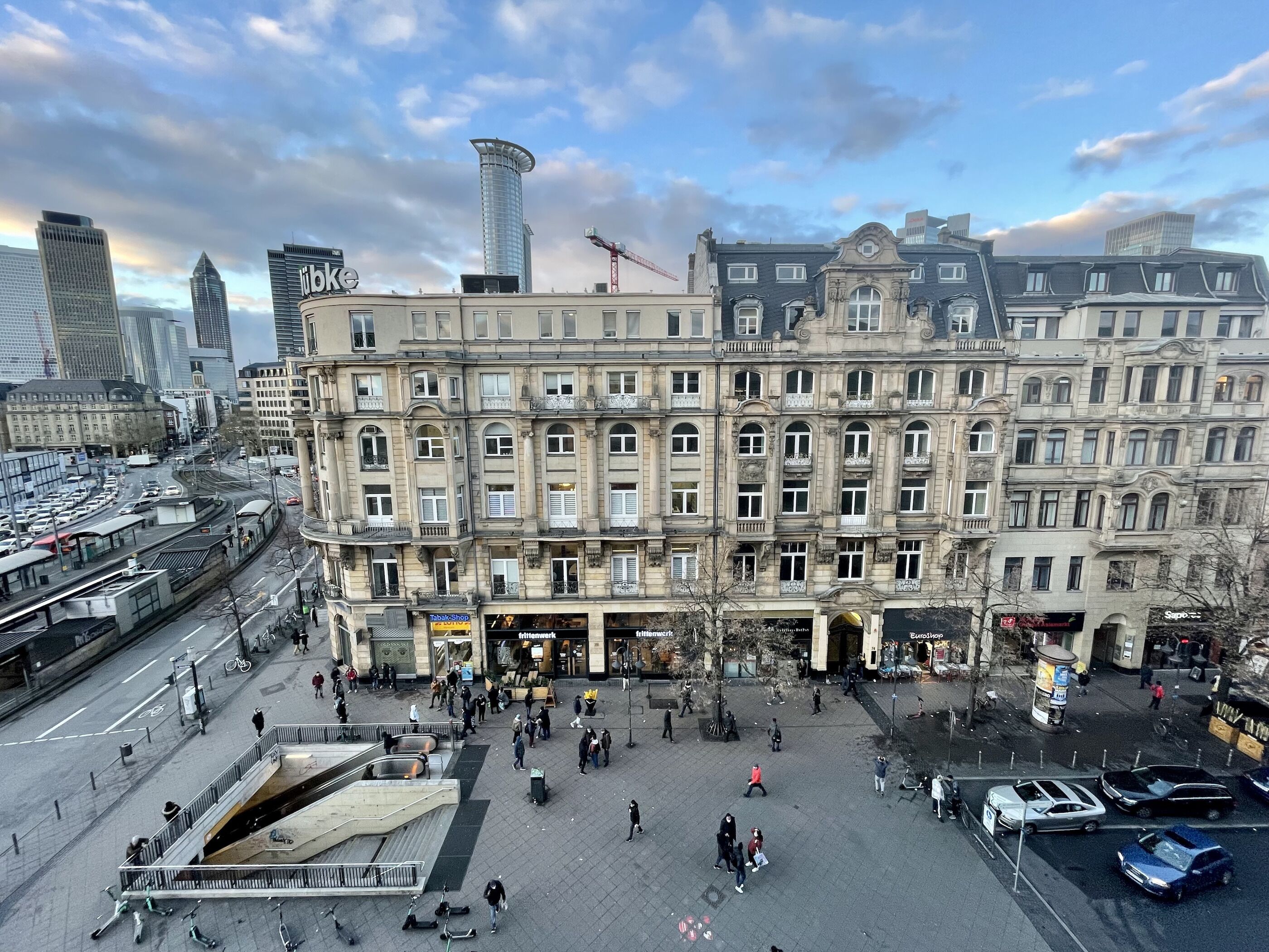Un edificio histórico con varios pisos y un patio central.