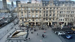 A historic building with multiple floors and a central courtyard. - JC&BLUE Guesthouse - Hostel (Frankfurt)