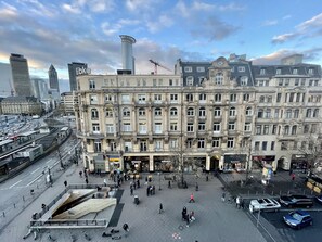 A historic building with multiple floors and a central courtyard. - JC&BLUE Guesthouse - Hostel (Frankfurt)