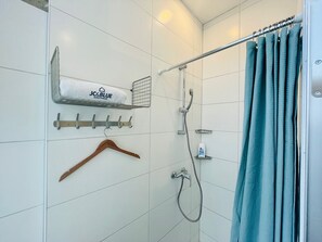 Dusj, designertoalettartikler, hårføner og såpe