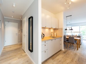 Kühlschrank, Ofen, Geschirrspüler, Wasserkocher mit Kaffee-/Teezubehör