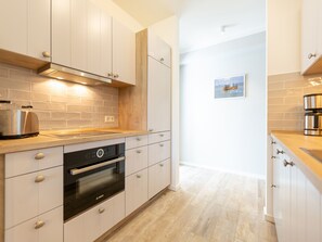 Fridge, oven, dishwasher, coffee/tea maker