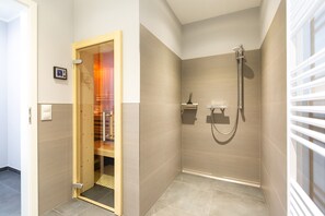 Dusj, hårføner og håndklær