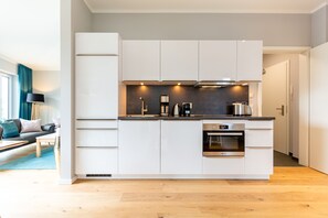 Mikrowelle, Ofen, Geschirrspüler, Wasserkocher mit Kaffee-/Teezubehör