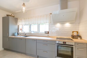 Kühlschrank, Mikrowelle, Ofen, Geschirrspüler