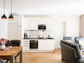 Kühlschrank, Mikrowelle, Ofen, Geschirrspüler