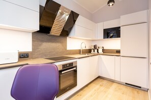 Jääkaappi, mikroaaltouuni, uuni, astianpesukone