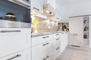 Kühlschrank, Mikrowelle, Ofen, Geschirrspüler