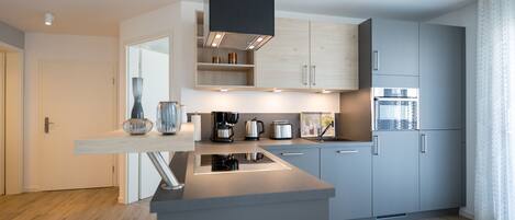 Geladeira, micro-ondas, fogão, lava-louças