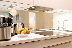 Refrigerador, microondas, horno y lavavajillas 