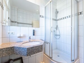 Douche, sèche-cheveux, serviettes fournies