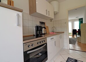 Kühlschrank, Mikrowelle, Ofen, Wasserkocher mit Kaffee-/Teezubehör