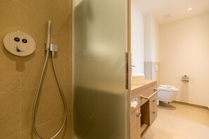Een douche, handdoeken