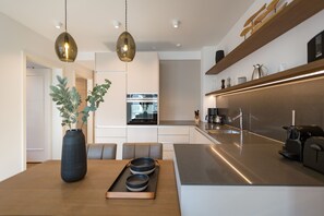 Kühlschrank, Mikrowelle, Ofen, Geschirrspüler