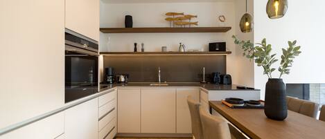 冷蔵庫、電子レンジ、オーブン、食器洗い機