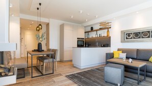 Een modern appartement met een eethoek, keuken en woonruimte.