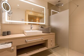 Een douche, handdoeken