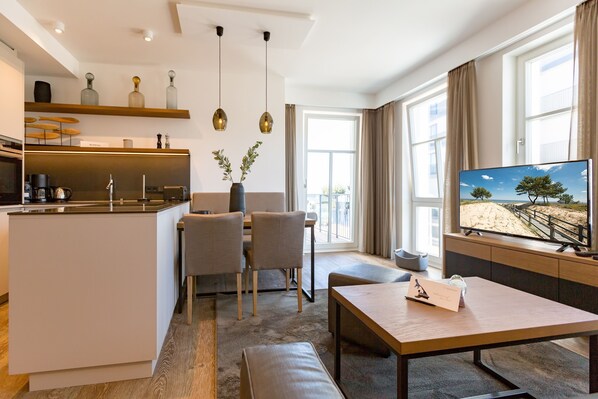 Televisión y chimenea 