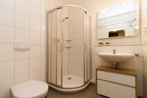 Dusche, Haartrockner, Handtücher