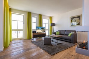 Een televisie en een open haard