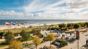 A coastal promenade with flags, benches, and bicycles. - Beachhouse Bansin, App. 10 (Heringsdorf)