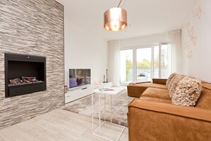 Televisión y chimenea 