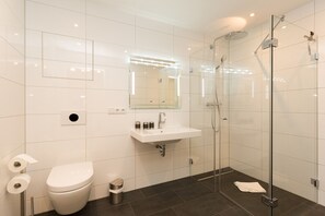 Douche, sèche-cheveux, serviettes fournies