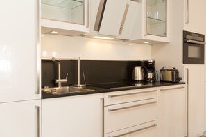 Refrigerador, microondas, horno y lavavajillas 