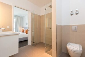 Een douche, een haardroger, handdoeken