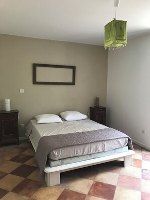 4 makuuhuonetta, työpöytä, silitysrauta/-lauta, vauvan matkasänky