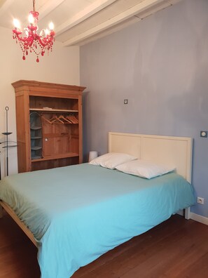 4 bedrooms, desk, iron/ironing board, travel crib