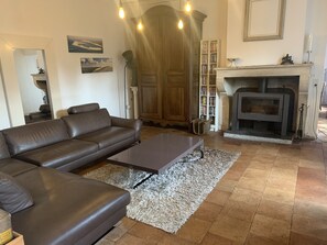 Älytelevisio, takka, DVD-soitin, pöytätennispöytä