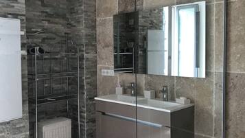 Douche, sèche-cheveux, serviettes fournies, savon
