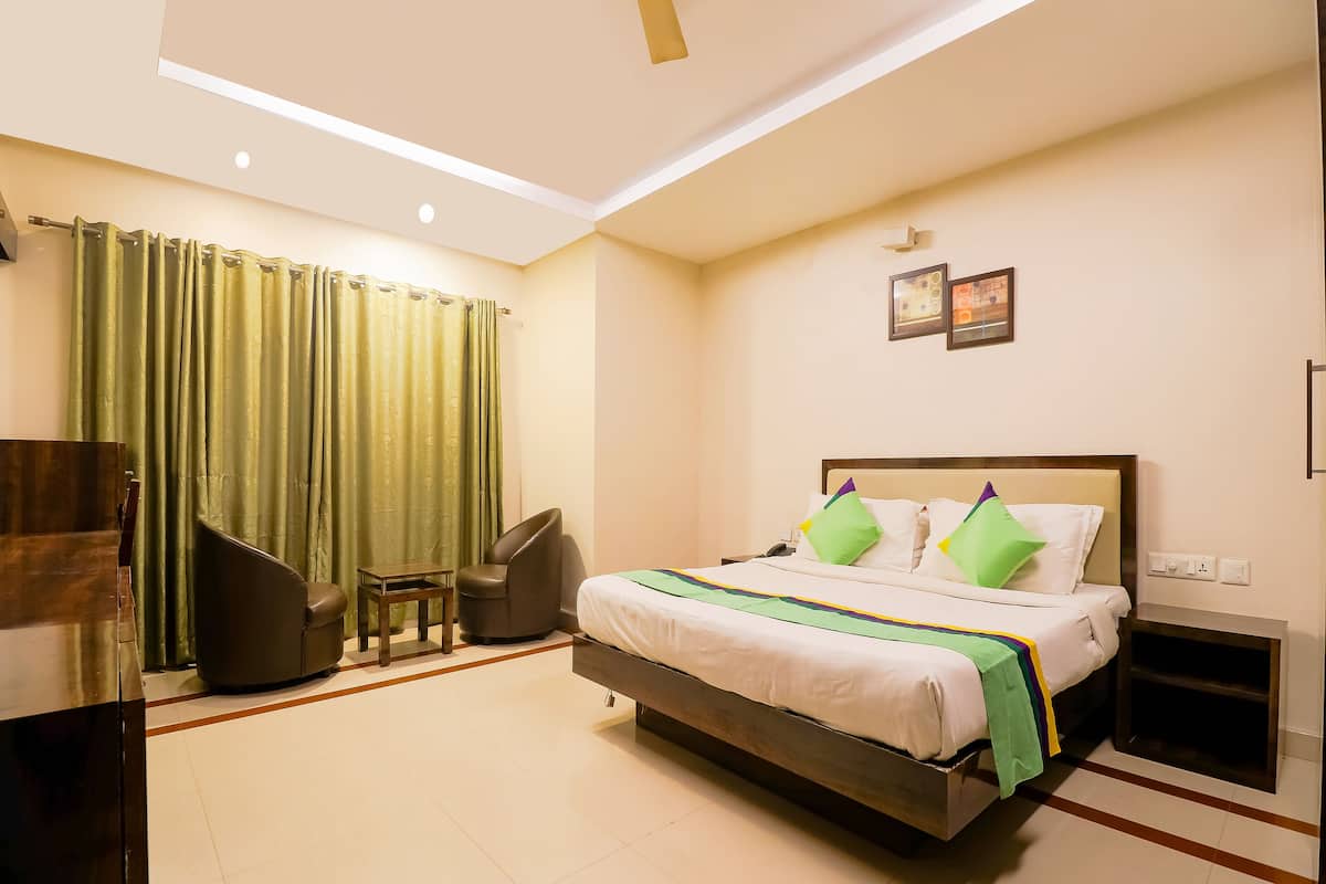 Deluxe Room | Desk, iron/ironing board