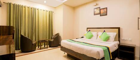 Deluxe Room | Desk, iron/ironing board