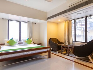 Escritorio y tabla de planchar con plancha