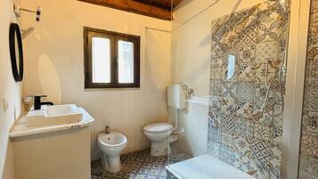 Bathtub, hair dryer, bidet, towels