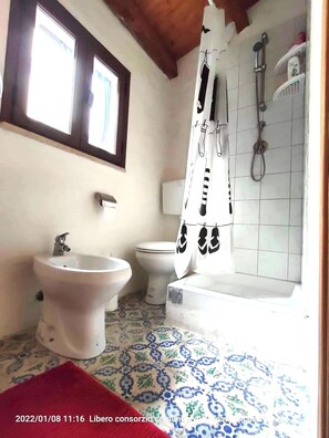 Vasca, asciugacapelli, bidet, asciugamani