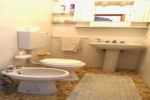 Baignoire, sèche-cheveux, bidet, serviettes fournies